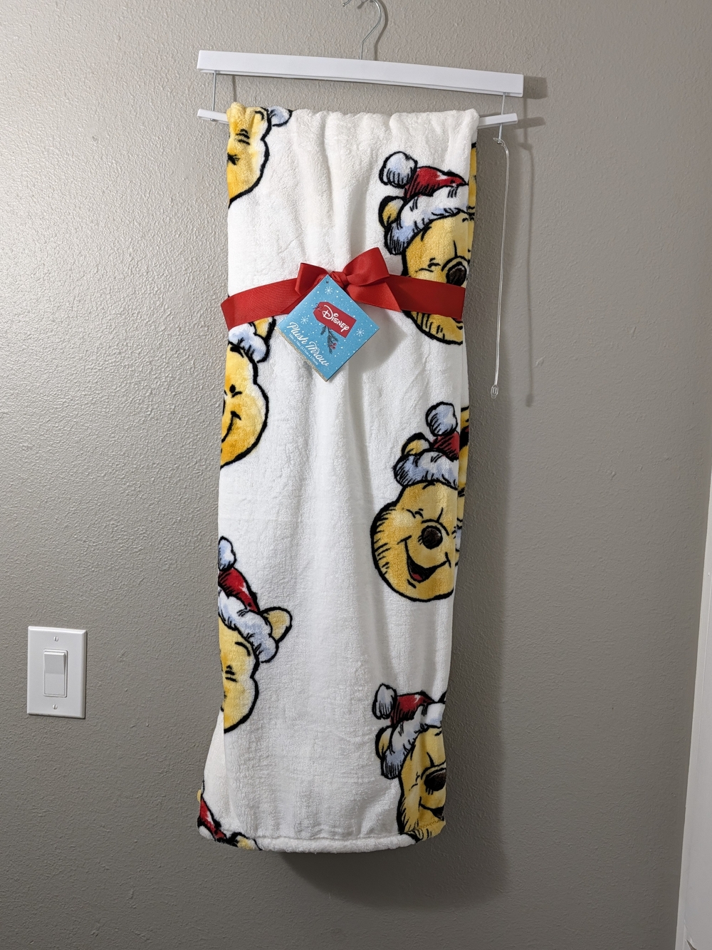 Disney Winnie the Pooh Christmas Plush Throw Blanket 50" x 70" – NWT
Description